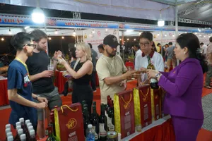 Du khách quốc tế thưởng thức sản phẩm đặc sắc của tỉnh Ninh Thuận. Ảnh: XUÂN QUỲNH