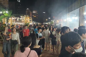 Đông đúc người dân, du khách tham quan, trải nghiệm. Ảnh: XUÂN QUỲNH