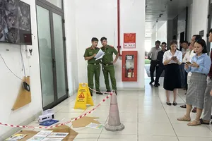 Lực lượng công an kiểm tra hiện trường. Ảnh: Phụ huynh cung cấp