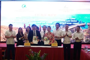 Ký kết biên bản ghi nhớ hợp tác giữa Sở Du lịch TP Đà Nẵng và Sở Văn hóa, Thể thao và Du lịch tỉnh Lai Châu. Ảnh: XUÂN QUỲNH