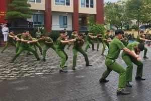 Lực lượng công an huy động lực lượng, phương tiện đồng loạt ra quân tấn công, trấn áp mạnh, có hiệu quả các loại tội phạm và vi phạm pháp luật, đảm bảo an ninh chính trị, trật tự an toàn xã hội, trật tự an toàn giao thông, phòng chống cháy, nổ. Ảnh: XUÂN QUỲNH