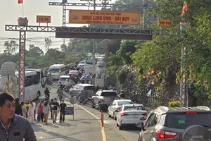 Các phương tiện chen chúc, nhích từng chút một. Ảnh: XUÂN QUỲNH