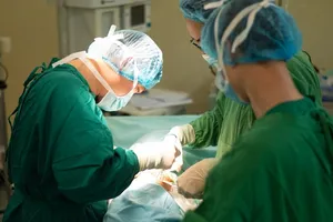 Ekip bác sĩ Ngoại khoa của Bệnh viện Đa khoa Tâm Trí Đà Nẵng đã tiến hành hội chẩn và phẫu thuật chuyển niệu quản về vị trí bình thường