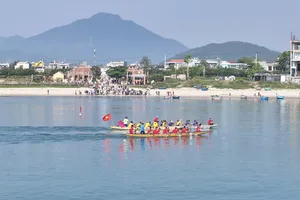 Các ngư dân thi đua thuyền tại Lễ hội Cầu ngư Nam Ô