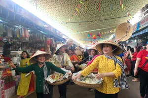 Tiểu thương chợ Cồn diễu hành mừng ngày TP Đà Nẵng. Ảnh: XUÂN QUỲNH 