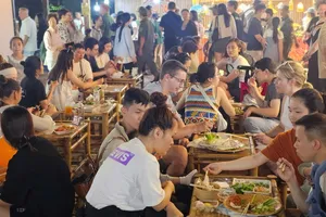 Hàng ngàn người dân, du khách đổ về thưởng thức ẩm thực tại lễ hội. Ảnh: XUÂN QUỲNH
