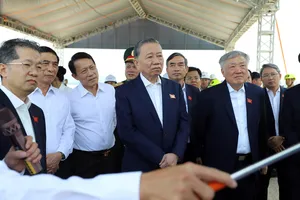 Tổng Bí thư Tô Lâm cùng đoàn công tác thị sát Dự án đầu tư, xây dựng Bến cảng Liên Chiểu. Ảnh: XUÂN QUỲNH