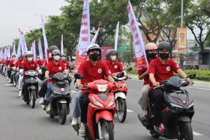 Hơn 100 bạn đoàn viên, sinh viên diễu hành hưởng ứng Ngày toàn dân hiến máu tình nguyện. Ảnh: XUÂN QUỲNH