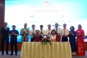 Ký kết giữa Hiệp hội du lịch tỉnh Vĩnh Phúc và Hiệp hội du lịch TP Đà Nẵng. Ảnh: XUÂN QUỲNH