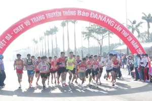 Các vận động viên xuất phát chạy từ khu vực phía ngoài Cung thể thao Tiên Sơn và Công viên Châu Á. Ảnh: XUÂN QUỲNH