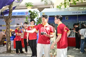 Các sinh viên giao lưu học hỏi kiến thức mới, lan tỏa và hun đúc niềm đam mê sáng tạo khoa học công nghệ. Ảnh: XUÂN QUỲNH