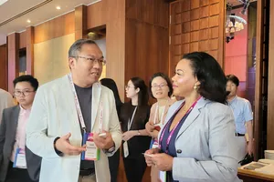 Các đại biểu trao đổi, thảo luận những công nghệ mới trong giải trình gen. Ảnh: XUÂN QUỲNH