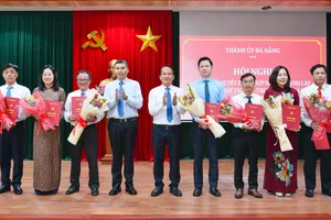 Phó Bí thư Thường trực Thành ủy Nguyễn Đình Vĩnh và Phó Chủ tịch Thường trực UBND TP Đà Nẵng Hồ Kỳ Minh tặng hoa chúc mừng các đồng chí lãnh đạo Báo và Đài Phát thanh - Truyền hình Đà Nẵng được bổ nhiệm. Ảnh: XUÂN QUỲNH