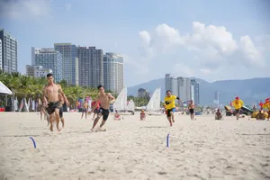 Các đội cứu hộ biển thi cướp cờ. Ảnh: XUÂN QUỲNH