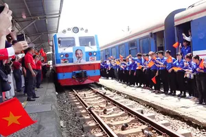 Đón "Đoàn tàu Thống Nhất" tại Ga Đà Nẵng. Ảnh: XUÂN QUỲNH 