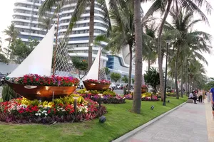 Người dân và du khách dạo bộ đường hoa. Ảnh: XUÂN QUỲNH