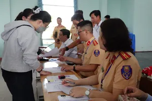 Công an TP Đà Nẵng tổ chức kỳ sát hạch lái xe cơ giới đường bộ đầu tiên sau khi tiếp nhận nhiệm vụ từ Sở Giao thông Vận tải. Ảnh: XUÂN QUỲNH