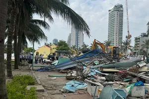 Các quầy hàng sau khi bị cưỡng chế tháo dỡ, nhiều vật dụng được chất đống chờ thu gom. Ảnh: XUÂN QUỲNH