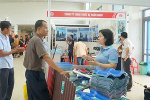 Người dân tham quan, tìm hiểu sản phẩm tại triển lãm. Ảnh: XUÂN QUỲNH