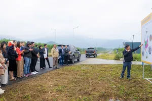 Các đối tác tham quan địa điểm dự kiến phân khu sản xuất của Khu thương mại tự do. Ảnh: NGUYÊN KHÔI