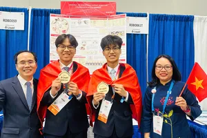 Em Huỳnh Huy Hưng và em Nguyễn Nhật Tuấn Kiệt cùng các thầy cô