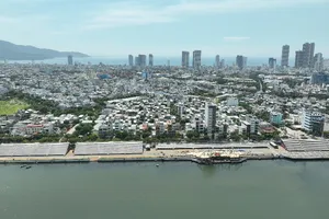 Sân khấu và khán đài nằm ở bờ Đông sông Hàn (quận Sơn Trà). Ảnh: XUÂN QUỲNH