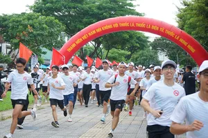 Các đại biểu cùng đoàn viên, thanh niên hào hứng tham gia giải chạy. Ảnh: XUÂN QUỲNH