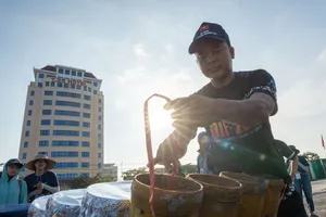 Đội Việt Nam 1 kiểm tra lại pháo kỹ càng cho đêm mở màn. Ảnh: XUÂN QUỲNH