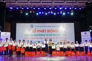 Trao tặng học bổng đến các em thiếu nhi ở huyện Hòa Vang có hoàn cảnh đặc biệt vượt khó vươn lên. Ảnh: XUÂN QUỲNH