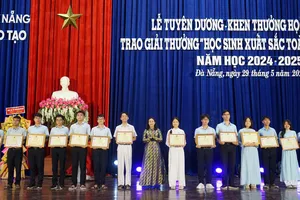 Phó Chủ tịch UBND TP Đà Nẵng Nguyễn Thị Anh Thi trao Bằng khen của Chủ tịch UBND TP cho học sinh có thành tích xuất sắc, đạt giải cao tại các kỳ thi quốc gia. Ảnh: XUÂN QUỲNH