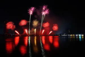 Màn trình diễn pháo hoa của đội Z121 Vina Pyrotech, đội thi thứ 2 đến từ Việt Nam. Ảnh: XUÂN QUỲNH