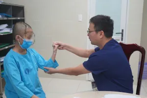 Sau phẫu thuật bệnh nhi hồi phục tốt, tỉnh táo, vận động tứ chi gần như bình thường và đã xuất viện