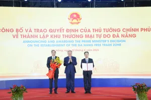 Phó Thủ tướng Thường trực Chính phủ Nguyễn Hòa Bình (giữa) trao Quyết định số 1142/QĐ-TTg ngày 13-6-2025 về việc thành lập Khu thương mại tự do Đà Nẵng cho lãnh đạo TP Đà Nẵng. Ảnh: XUÂN QUỲNH
