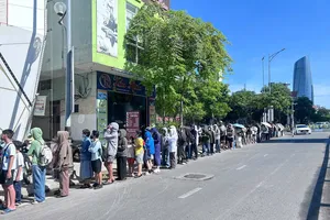 Khán giả trẻ Đà Nẵng đội nắng chờ nhận vé xem phim. Ảnh: XUÂN QUỲNH