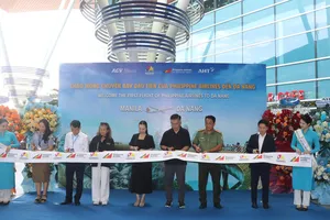 Các đại biểu thực hiện nghi thức chính thức khai trương đường bay trực tiếp kết nối Manila – Đà Nẵng. Ảnh: XUÂN QUỲNH