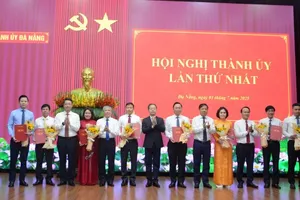 Các đồng chí lãnh đạo Thành ủy TP Đà Nẵng trao quyết định và tặng hoa chúc mừng các đồng chí được chỉ định, bổ nhiệm giữ các chức danh lãnh đạo