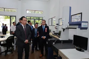 Lãnh đạo Bộ GD-ĐT tham quan Phòng Thí nghiệm trọng điểm quốc gia dùng chung Cơ điện tử và Ứng dụng. Ảnh: XUÂN QUỲNH