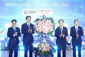 Đại diện lãnh đạo Đại học Đà Nẵng tặng hoa chúc mừng Khoa Cơ khí, Trường Đại học Bách khoa. Ảnh: XUÂN QUỲNH