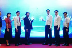 Các đại biểu thực hiện nghi thức lễ phát động. Ảnh: XUÂN QUỲNH