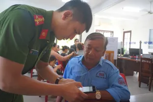 Cán bộ hướng dẫn người dân thực hiện thủ tục hành chính