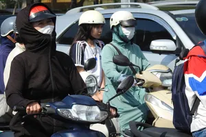 Vài phút dừng đèn đỏ đã trở thành thử thành thử thách đối với người tham gia giao thông dưới cái nắng hơn 30 độ C. Ảnh: THỤC NHI