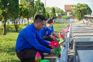 Đoàn viên, thanh niên thay mới hoa tại nghĩa trang liệt sĩ