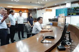 Sau tập huấn, phóng viên, biên tập viên đi thăm Trung tâm Điều độ hệ thống điện miền Trung. Ảnh: XUÂN QUỲNH