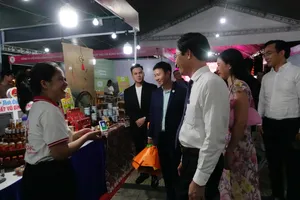 Lãnh đạo Cục Thương mại điện tử và Kinh tế số và UBND TP Đà Nẵng tham quan các gian hàng tại Tuần lễ. Ảnh: XUÂN QUỲNH