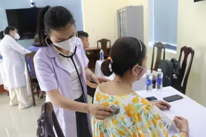 Người dân đã đến khám bệnh rất đông từ sáng sớm. Ảnh: XUÂN QUỲNH