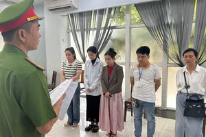 Cơ quan điều tra tống đạt các quyết định