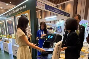 Robot lễ tân tại HorecFex Việt Nam 2025. Ảnh: XUÂN QUỲNH