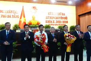 Lãnh đạo HĐND TP Đà Nẵng tặng hoa cho ông Lương Nguyễn Minh Triết và ông Phạm Đức Ấn. Ảnh: XUÂN QUỲNH