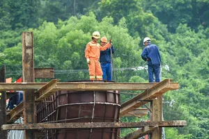 Công nhân đang hối hả đẩy nhanh tiến độ, nỗ lực hoàn thành sớm các hạng mục thi công Cảng biển Liên Chiểu