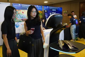 Thanh niên Đà Nẵng tương tác với thiết bị AI